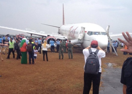 Boeing 737 произвёл жёсткую посадку в Индонезии