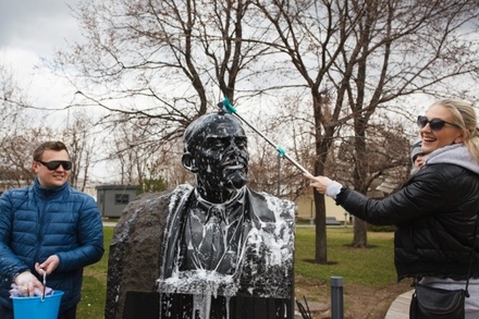 Москвичей пригласили помыть памятники Ленину и Марксу в парке «Музеон»