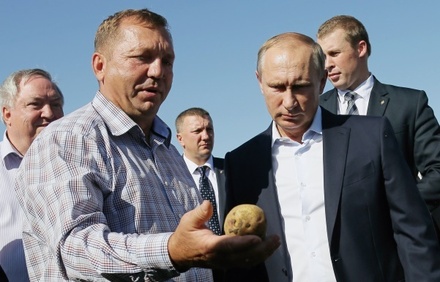 Владимир Путин выпил с фермерами компота и поговорил об урожае