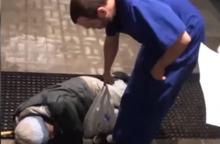 В Петрозаводске охранник больницы спустил с лестницы пациента