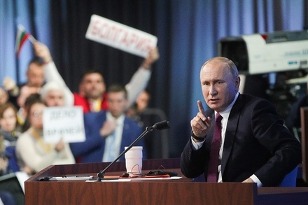 На пресс-конференцию президента РФ попросили не приносить большие плакаты