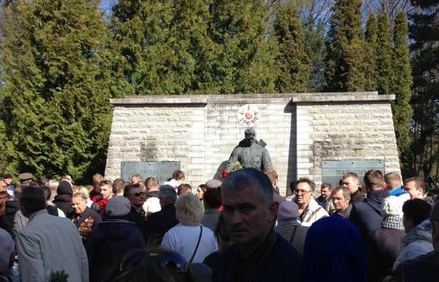 В Эстонии несут цветы к памятнику «Бронзовый солдат»