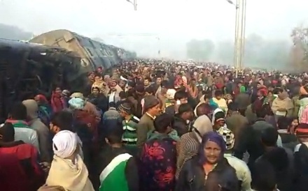 Шесть человек погибли в результате схода с рельсов поезда в Индии