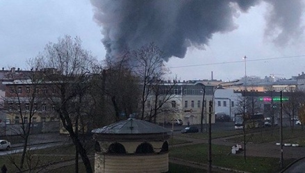 В Петербурге горит торговый центр «Лента»