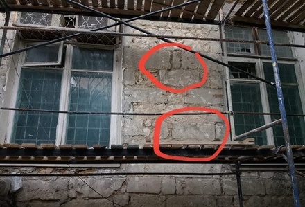 В Крыму предложили не убирать сделанные из надгробий стены бывшего техникума 
