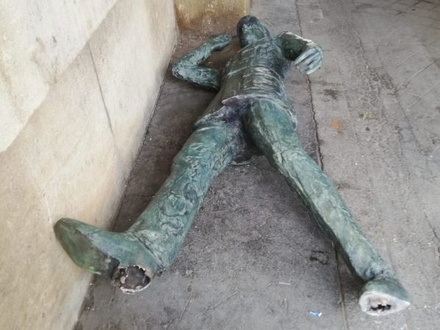 Во Франции фанаты сборной Алжира по футболу повалили памятник Шарлю де Голлю