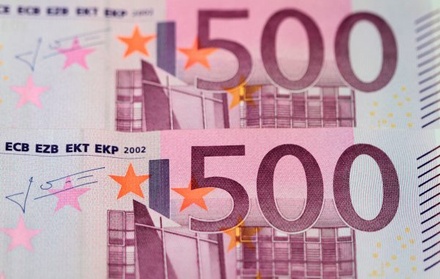 Официальный курс евро на завтра вырос на 90 копеек