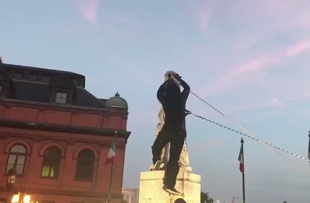 В США протестующие сломали памятник Колумбу и скинули его в воду