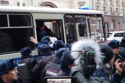 СМИ сообщили о задержаниях на несанкционированных акциях в Москве и Петербурге
