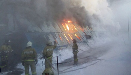 Сотрудники МЧС охлаждают горящий резервуар с дизельным топливом в Серпухове