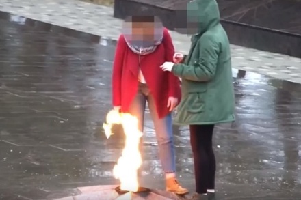 Плюющие в Вечный огонь кубанские школьницы попали на видео