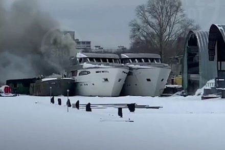 На юге Москвы загорелось судно