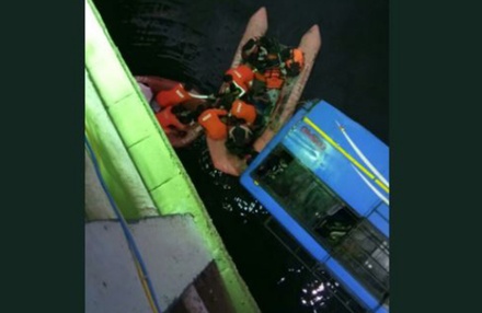 В Индии 36 человек погибли при падении автобуса в реку