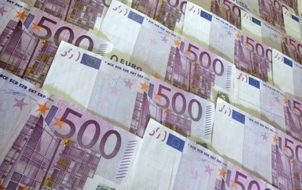Евро на Московской бирже впервые за две недели взлетел выше 50 рублей