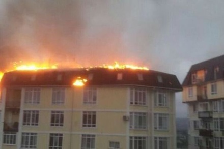В Сочи горит пятиэтажное здание