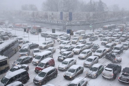 Москва встала в 9-балльных пробках