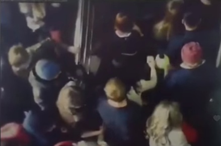 В сети появилось видео давки на лестнице во время пожара в «Зимней вишне»