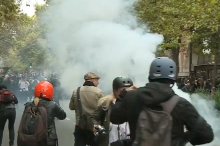 Полиция применила слезоточивый газ для разгона демонстрантов в Париже