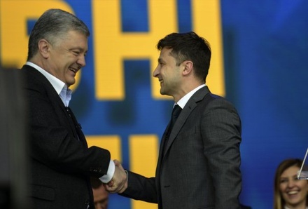 Порошенко поздравил Зеленского с победой на выборах и предложил помощь