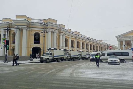 Полиция начала открывать улицы в центре Петербурга