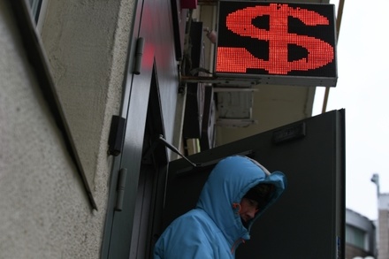Внебиржевой курс доллара поднялся выше 86 рублей