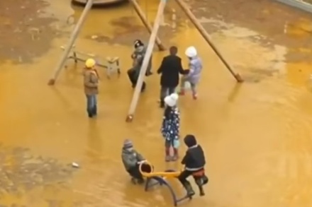 В Якутске откачают воду с затопленной детской площадки