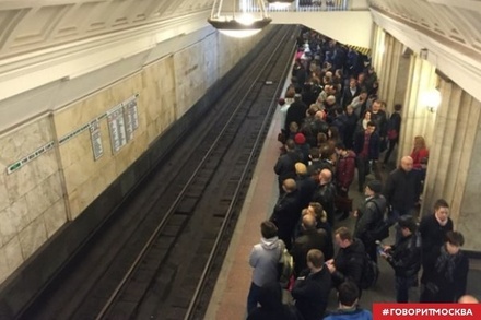 Поезда на Замоскворецкой линии метро идут с увеличенными интервалами