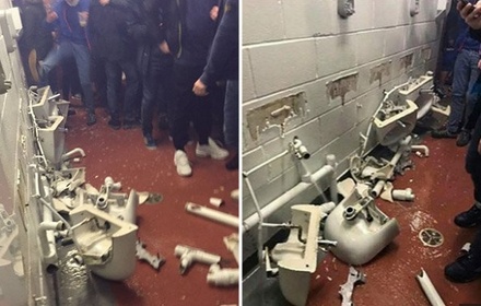 Фанаты «Манчестер Сити» разгромили туалеты на стадионе MЮ