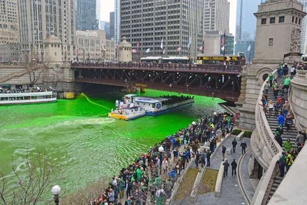 Реку Чикаго окрасили в зелёный цвет по случаю Дня святого Патрика