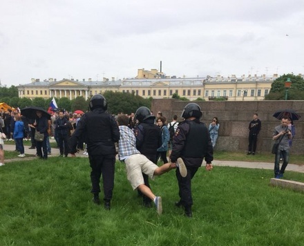 В Петербурге начались задержания на антикоррупционном митинге