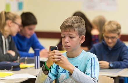 Власти Франции запретили использовать смартфоны в школах
