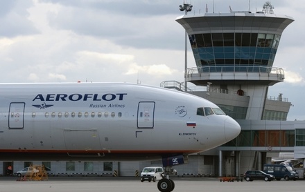 Пассажиров повредившего крыло Boeing отправили из Хабаровска в Москву