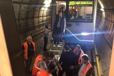 Застрявших пассажиров в тоннеле московского метро начали эвакуировать