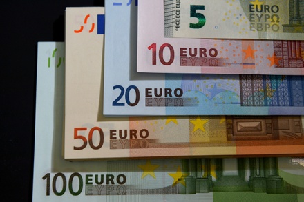 Биржевой курс евро впервые с начала июня превысил 75 рублей