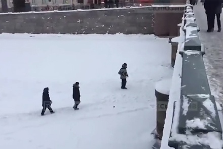 Жители Петербурга переходили реку по льду из-за закрытия Невского проспекта