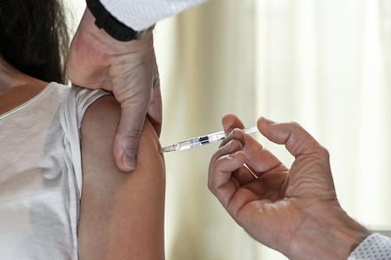 Власти Москвы обещали массовую вакцинацию от COVID-19 в ближайший месяц
