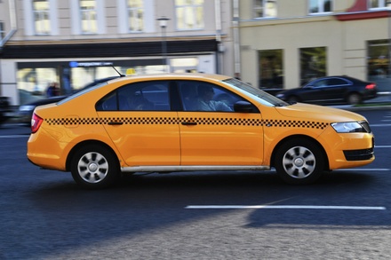 В Петербурге таксист заставил мексиканку заплатить 6 тысяч рублей за 2 км пути