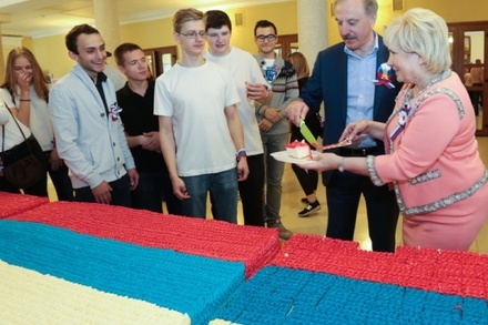 В Люберецком районе Подмосковья испекли гигантский торт в виде российского флага