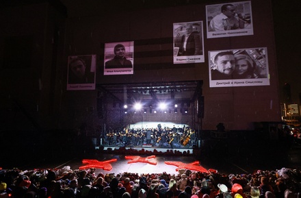 У «Крокус Сити Холла» начался концерт в память о жертвах теракта