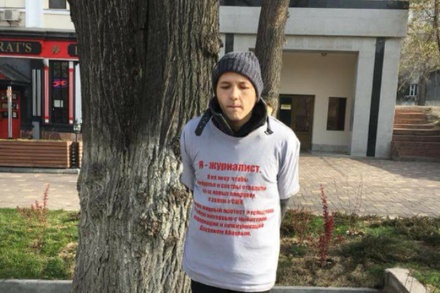 В центре Алма-Аты журналист приковал себя наручниками к дереву