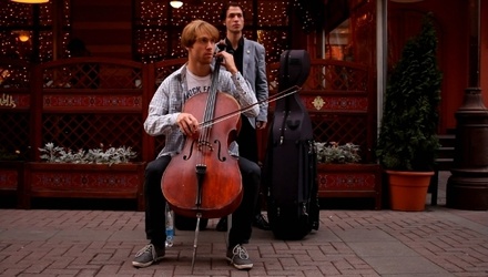 Игравшего в центре Москвы виолончелиста будут судить за «организацию массового мероприятия»