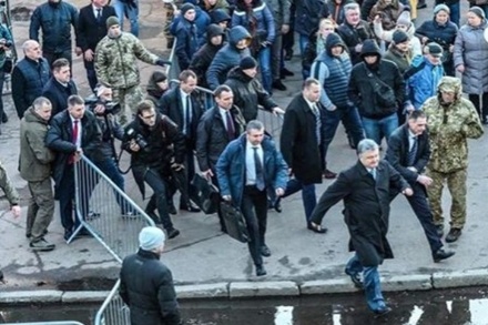 В сети появилось фото Порошенко, спешно покидающего митинг в Житомире