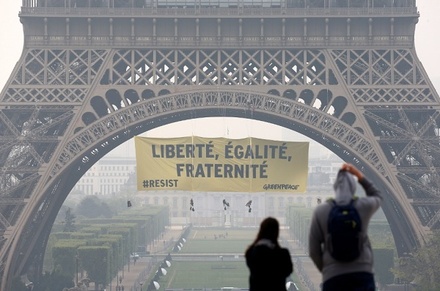 Активисты Greenpeace повесили на Эйфелевой башне баннер против Марин Ле Пен