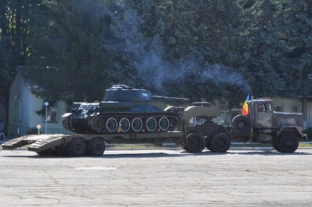 В Молдавии начали сносить памятники советским танкам