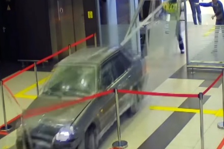 В СКР опровергли данные, что въехавший в аэропорт Казани избежал уголовного дела