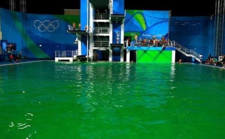 Цвет воды в олимпийском бассейне изменился из-за проблем с системой очистки