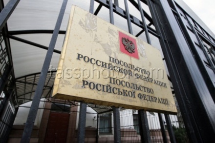 Посольство РФ в Киеве забросали взрывпакетами и дымовыми шашками