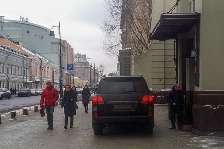 Автомобиль Варшавера снова заметили на тротуаре у «Ленкома»