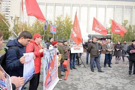 В Новосибирске на митинге в поддержку КНДР запустили в небо картонного Трампа 