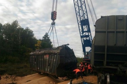 В Саратовской области подняли упавшие с моста вагоны